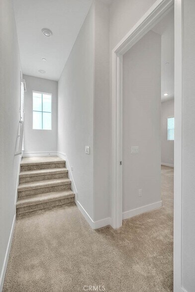 Building Photo - 6 Crown Point Dr