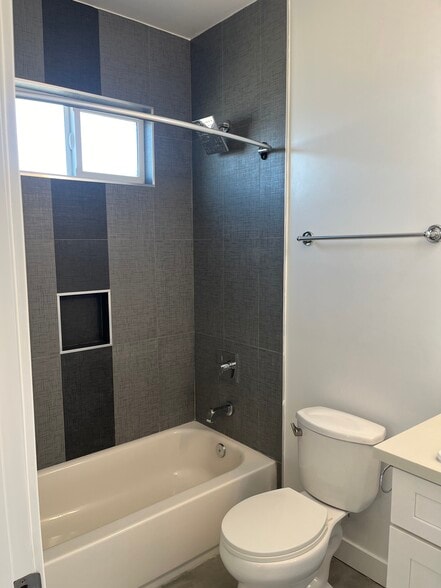 Building Photo - 642 N Manhattan Pl