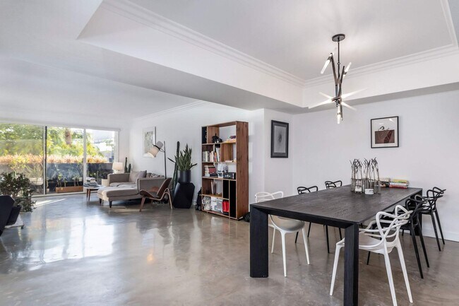 Building Photo - 166 S Hayworth Ave