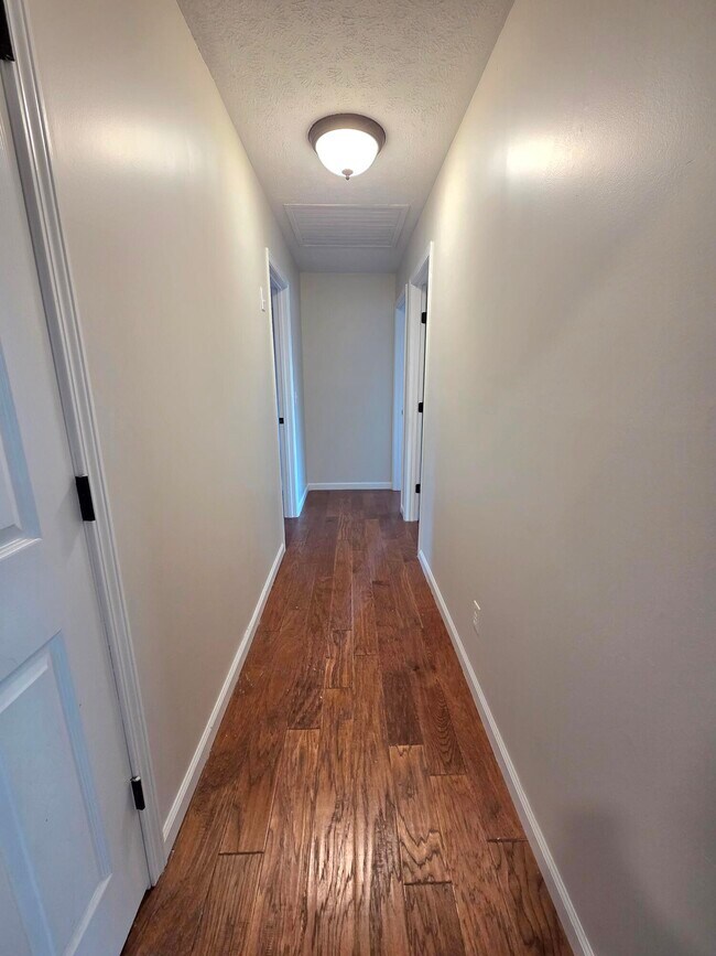 Building Photo - 213 W Aven Ave