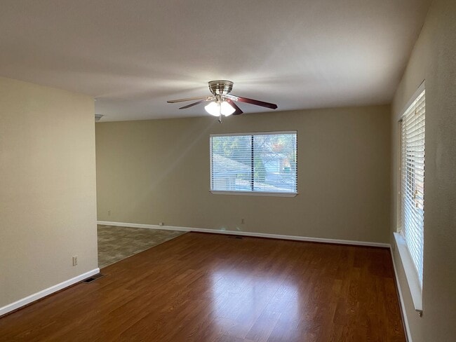 Building Photo - Adorable 3/2 on corner lot In Lake of the Pines