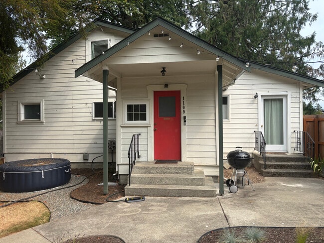 Building Photo - 1109 Shorewood Dr