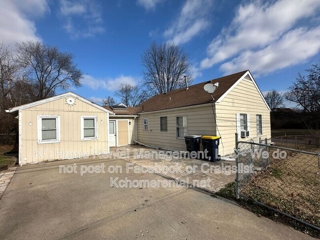 Building Photo - 8044 Wabash Ave