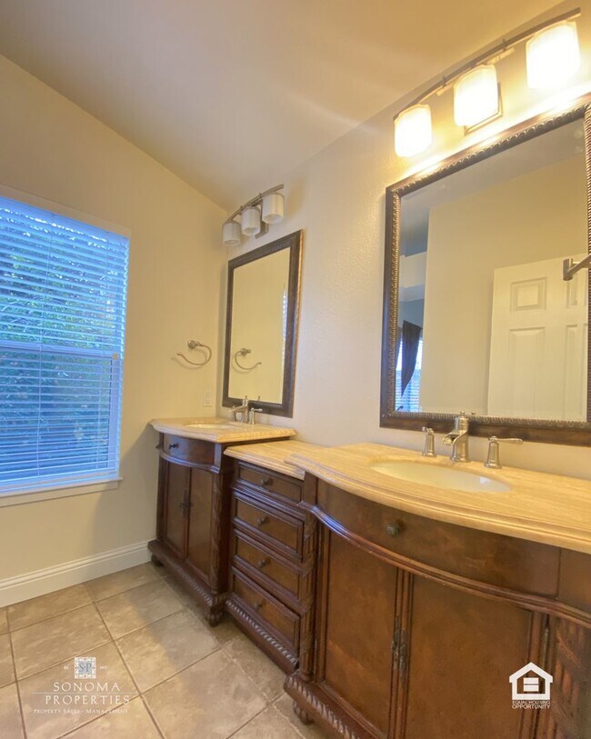 Building Photo - Lovely Updated 3BD/2.5BA Home Located In Fryer Creek!