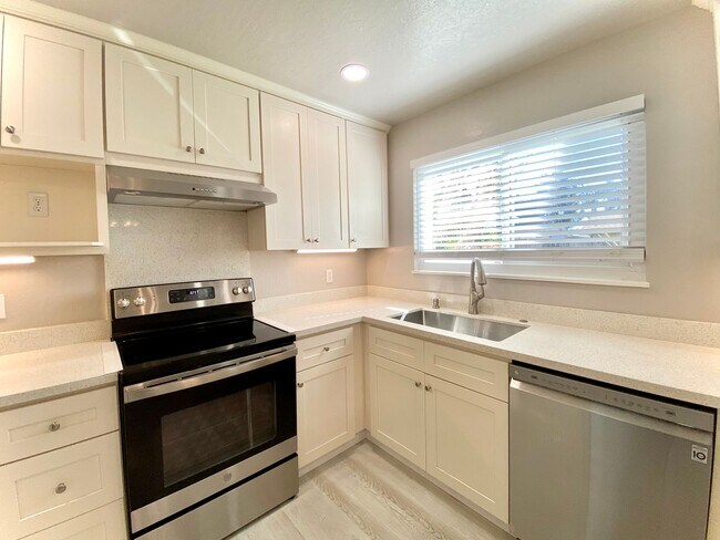 Building Photo - Gorgeous 5-bedroom home located in Fremont! – Huge Backyard!