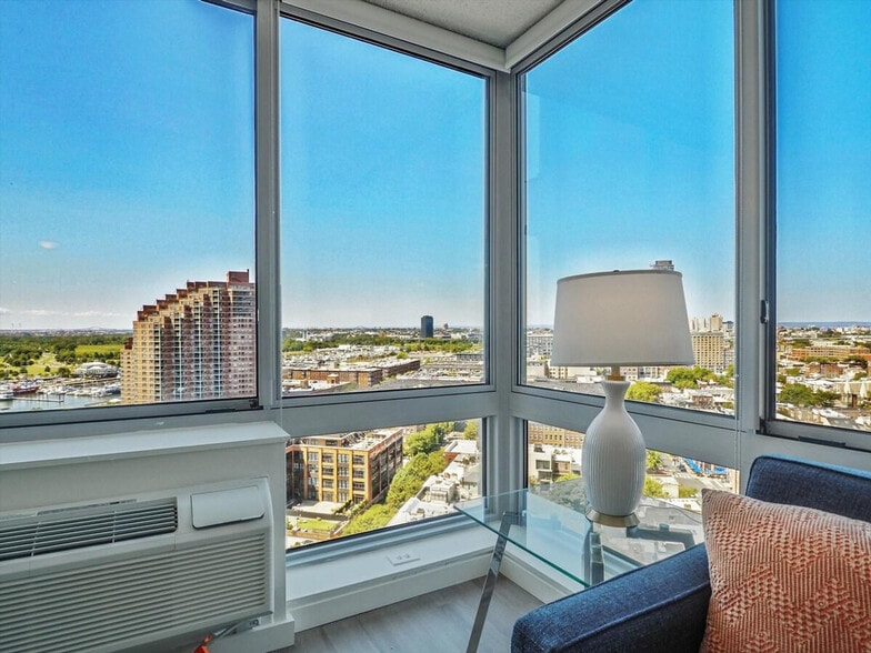 Building Photo - 33 Hudson St