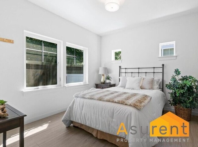 Building Photo - Newer Ashland Home Coming Available Soon!