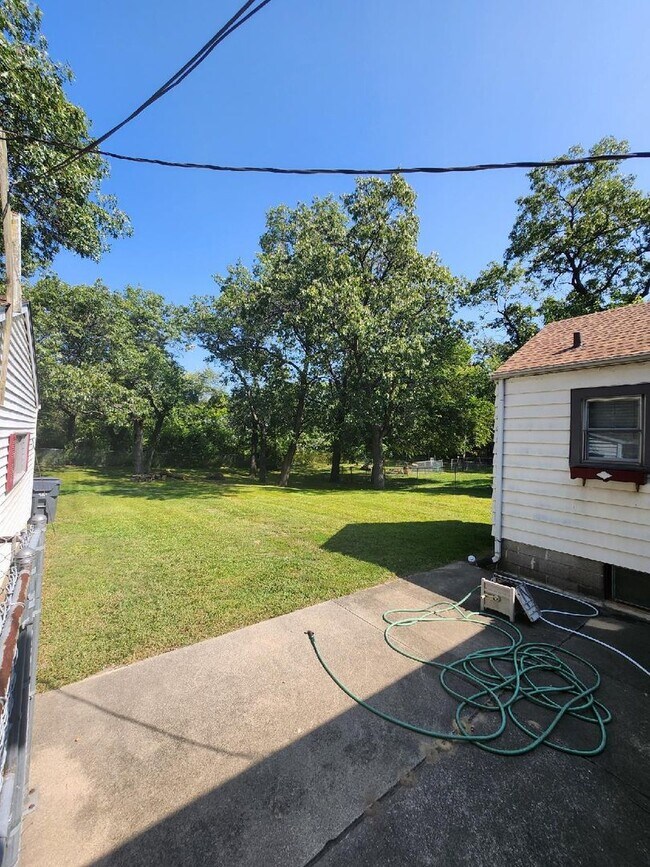 Building Photo - Spacious Ranch