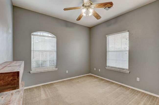 Building Photo - 1605 Silver Oak Dr