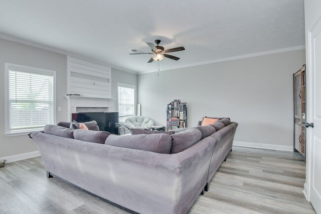 Building Photo - 4 Bedroom 2 Bathroom Two Story Home