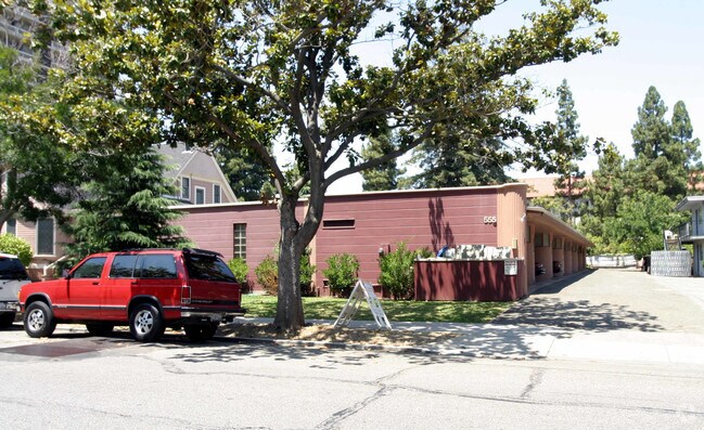 Primary Photo - 555 Forest Ave