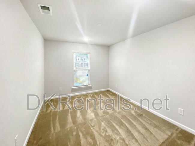 Building Photo - 2650 Quarterdeck Dr