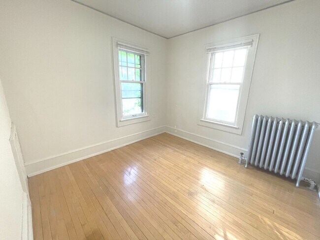 Building Photo - 2541 N Lake Dr