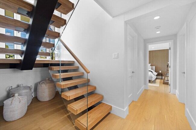 Building Photo - 12 E Point Ln