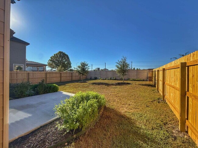 Building Photo - Immaculate Two Story Home in Legend Point Just Minutes from IH-35, shopping and area school!