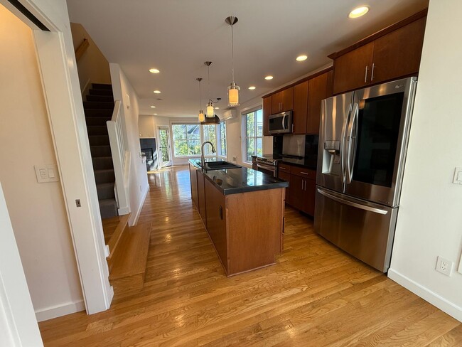 Building Photo - 3bd/3.5ba Townhouse on Capitol Hill