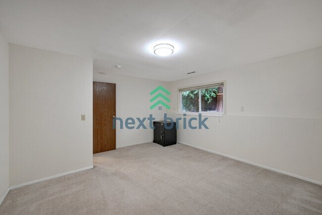 Building Photo - Spacious 4-Bedroom Retreat with 3 Full Baths in the Heart of Redmond – 2,490 Sq Ft of Comfort!