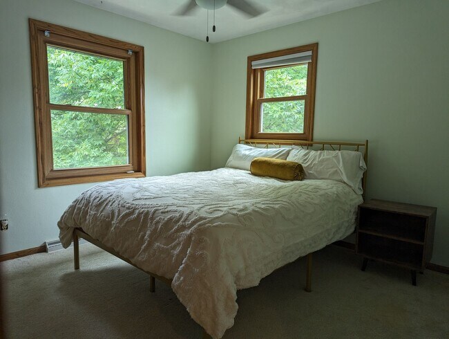 Building Photo - Four Bedroom Neenah House