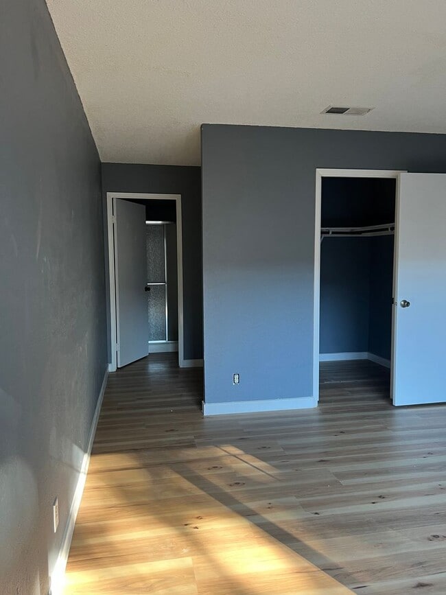 Building Photo - 4Bedroom House