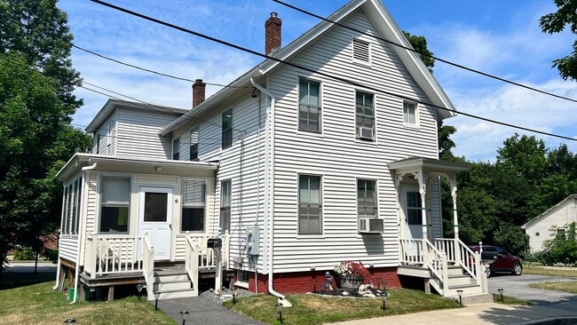 Building Photo - 2 Bedroom, 1 Bath Duplex in Quiet Dover Ne...
