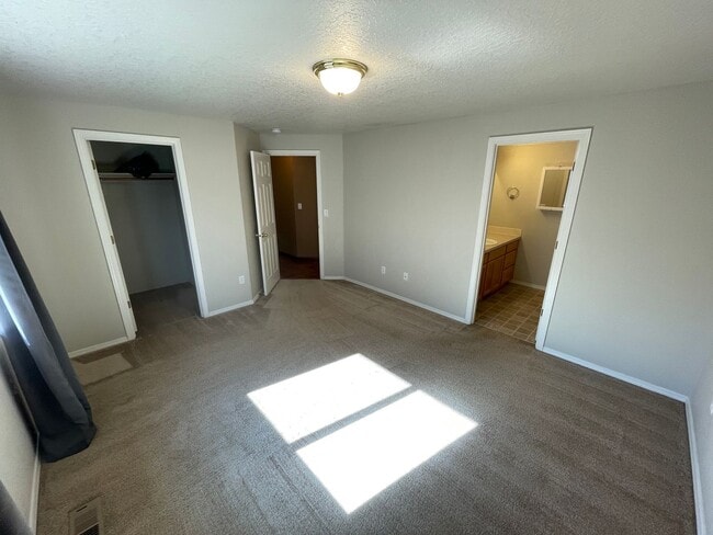Building Photo - 1472 Hunter Ave N