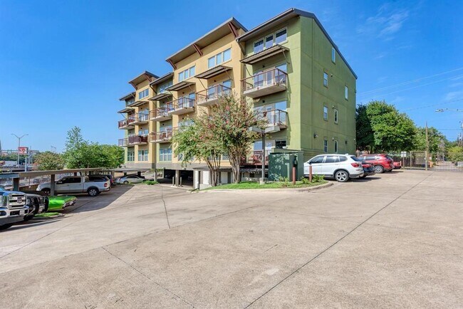 Building Photo - 807 E 14th St