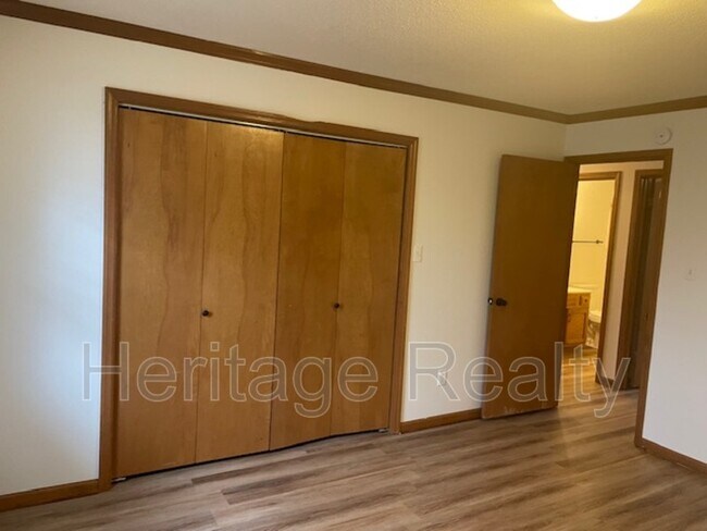 Building Photo - 810 Highland Dr