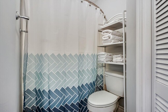 Building Photo - 4114 Holiday Dr