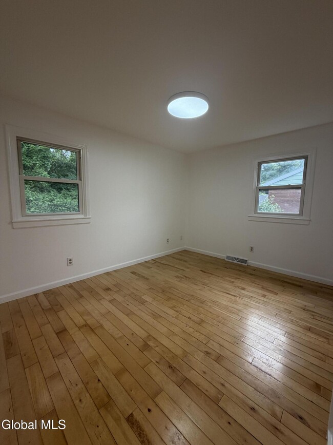 Building Photo - 5 Saybrook Dr