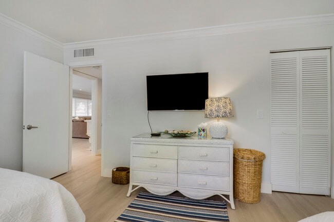 Building Photo - 438 Brackenwood Ln S