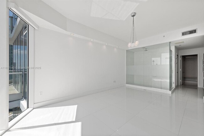 Building Photo - 2020 N Bayshore Dr