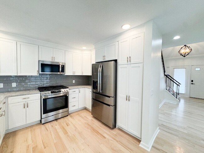Building Photo - Amazing High-End Townhouse - End Unit - Ca...