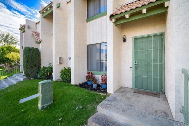 Building Photo - Beautifully Updated 2-Bedroom Townhome in Lakeview Villas!