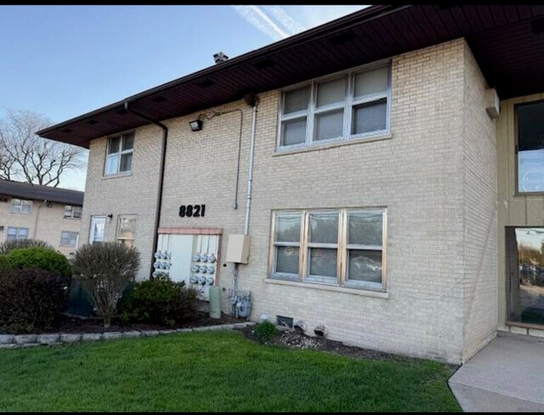 Building Photo - 8821 Schneider Ave