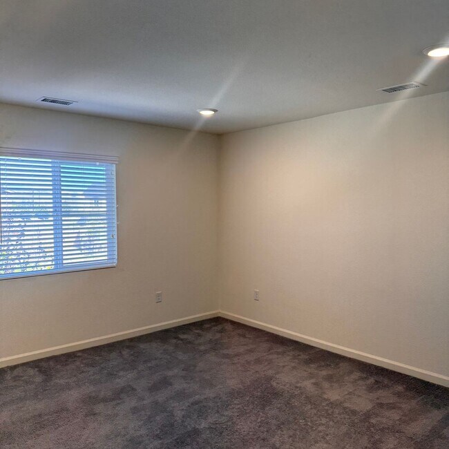 Building Photo - 3 Bedroom with a Loft Home in Lemmon Valley Available Now!