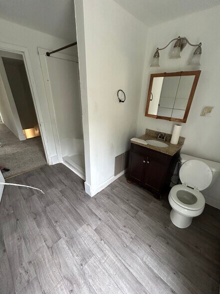 Full bathroom - 31 N Fairview St