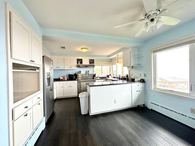 Building Photo - AVAILABLE Aug. 1 - 4 BEDROOM 3 BATHROOM - GORGEOUS LAKE VIEWS