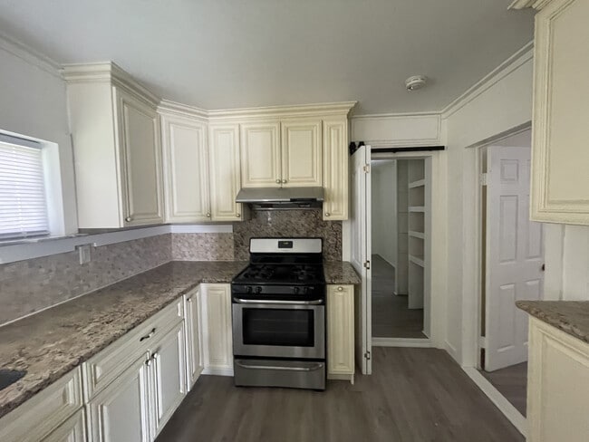 Building Photo - 2422 Stafford St