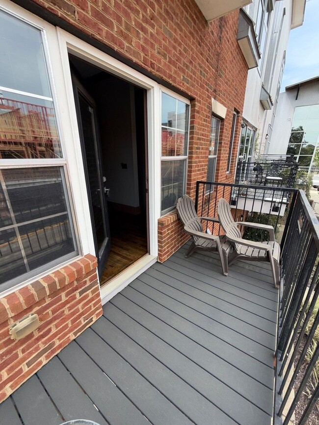 Building Photo - 2 bedroom/3 bath Townhome with extra room/...