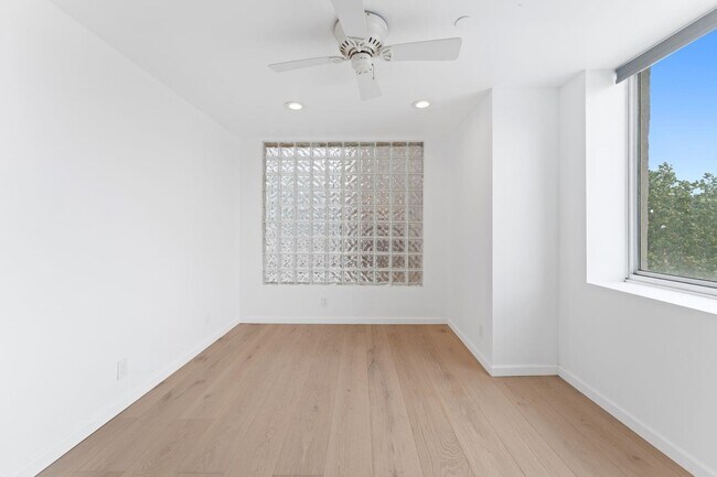 Building Photo - 689 Marin Blvd