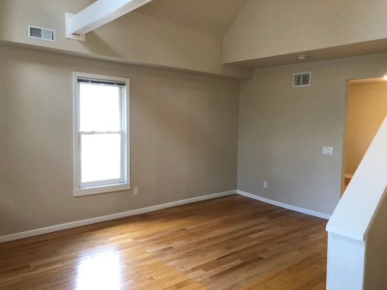 Lofted living Room w/hardwood floors - 954 1/2 Jenifer St