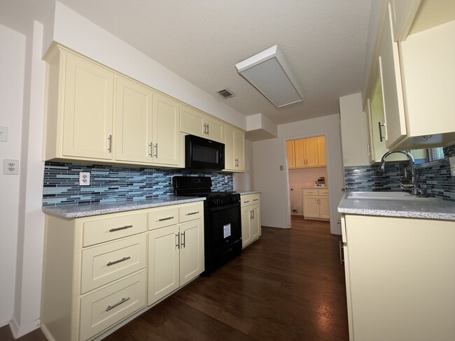 Building Photo - 925 Boone Dr