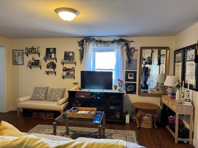 Building Photo - 215 N Lewis St