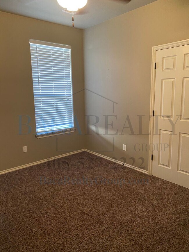 Building Photo - 3br 2ba duplex with 2 car garage!