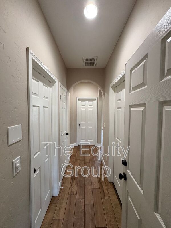 Building Photo - 3116 W Buena Vista Ave