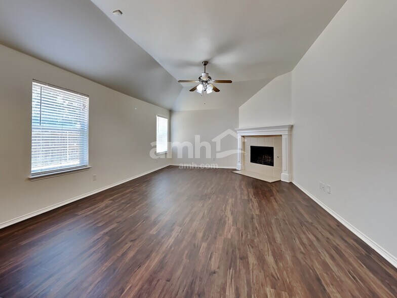 Building Photo - 4406 Shady Elm Dr