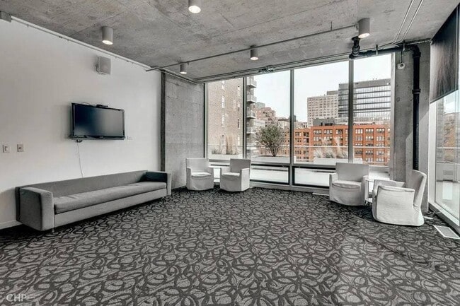 Building Photo - 611 S Wells St