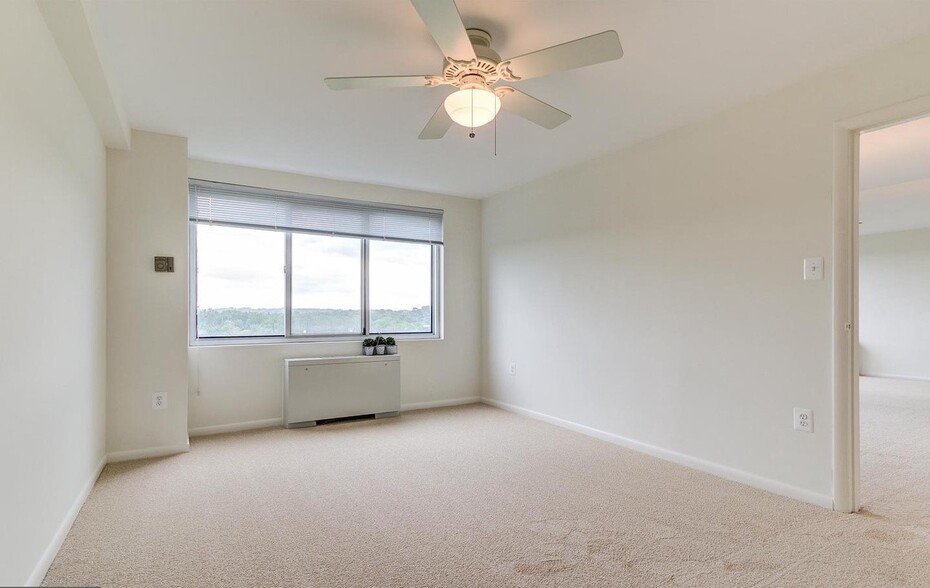 Building Photo - 10201 Grosvenor Pl