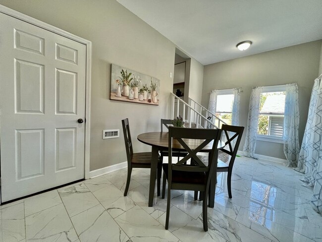 Building Photo - Beautiful 4 BDR Home - Near I-75