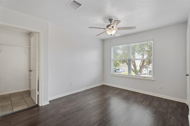 Building Photo - 18911 Brownstone Mills Dr